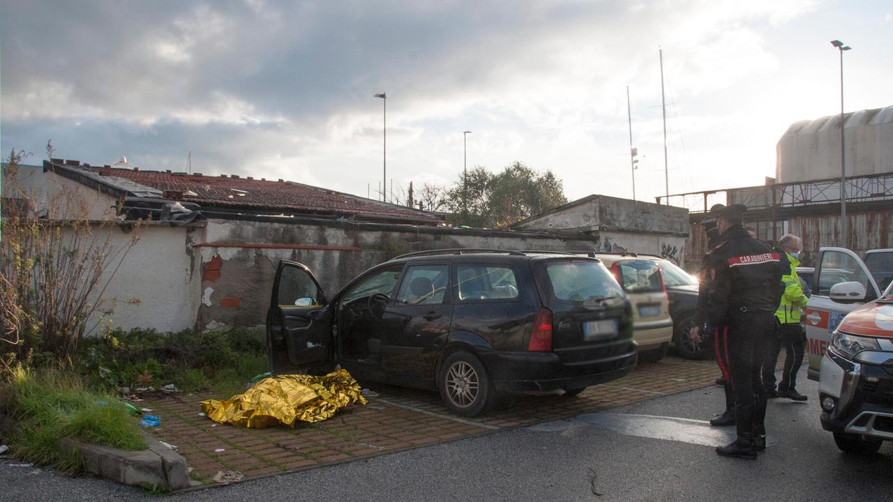 Tragedia in Darsena a Viareggio: trovato morto in auto a 59 anni
