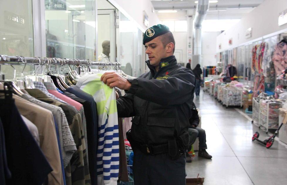Abbigliamento contraffatto, c’è un asse Prato-Bologna 