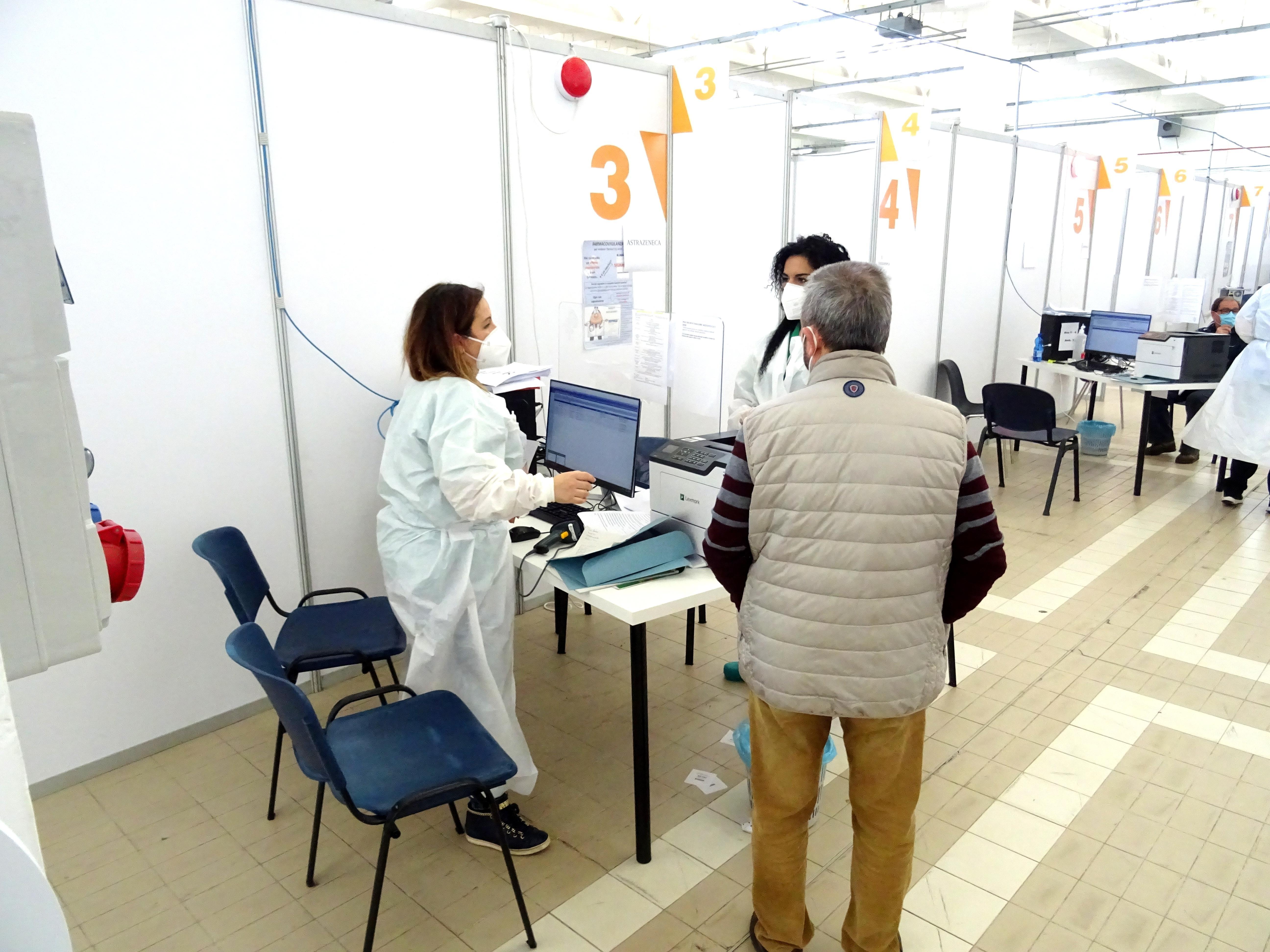 Covid, vaccini: l'Aou di Sassari apre alle prenotazioni delle terze dosi