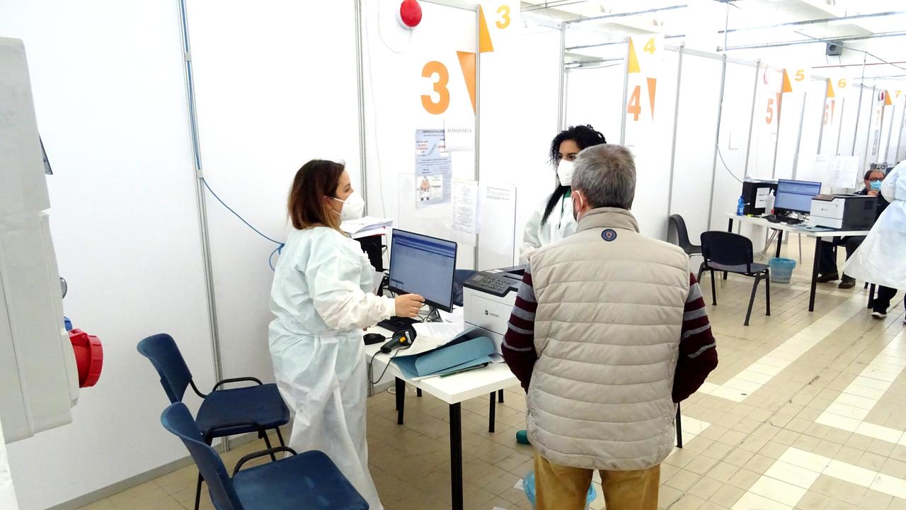 Covid, vaccini: l'Aou di Sassari apre alle prenotazioni delle terze dosi