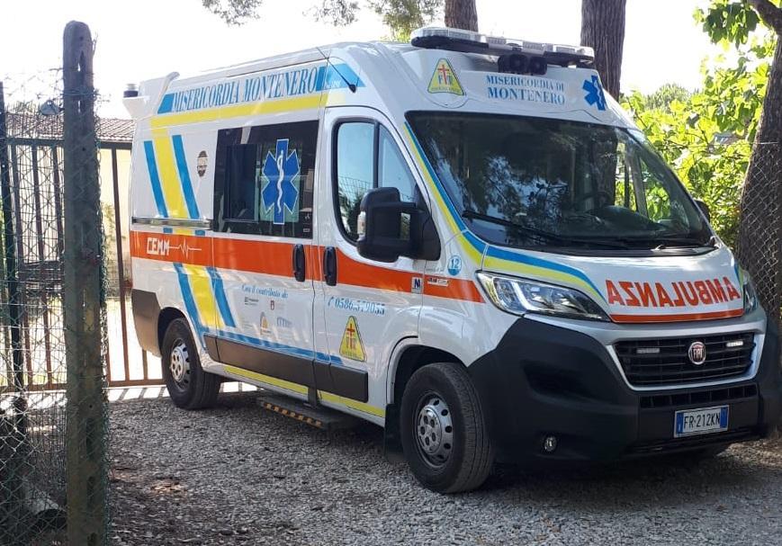 Un'ambulanza della Misericordia di Montenero (foto d'archivio)