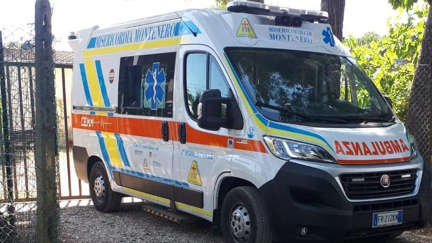 Un'ambulanza della Misericordia di Montenero (foto d'archivio)