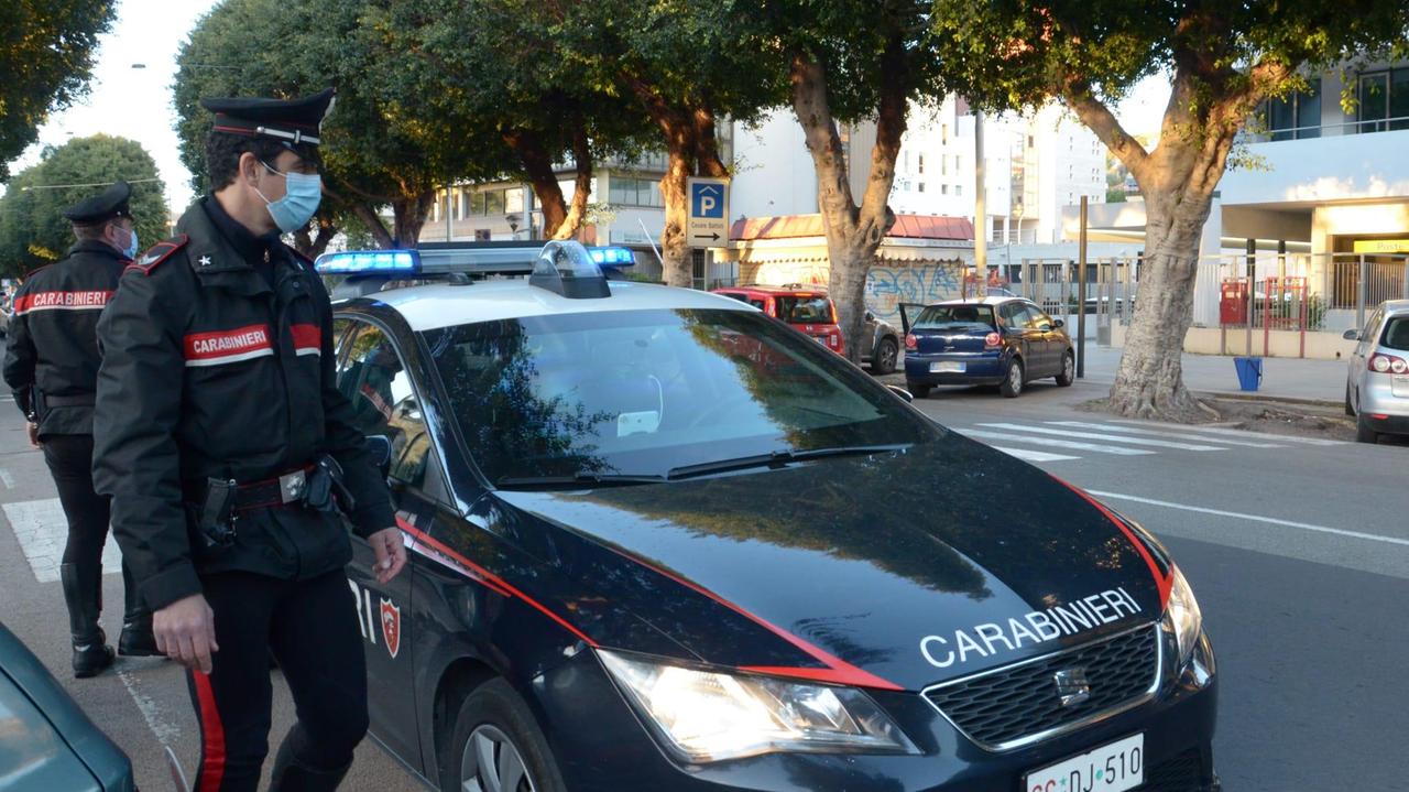 Assemini, 50enne rischia di investire un carabiniere e ne strattona un altro: arrestato