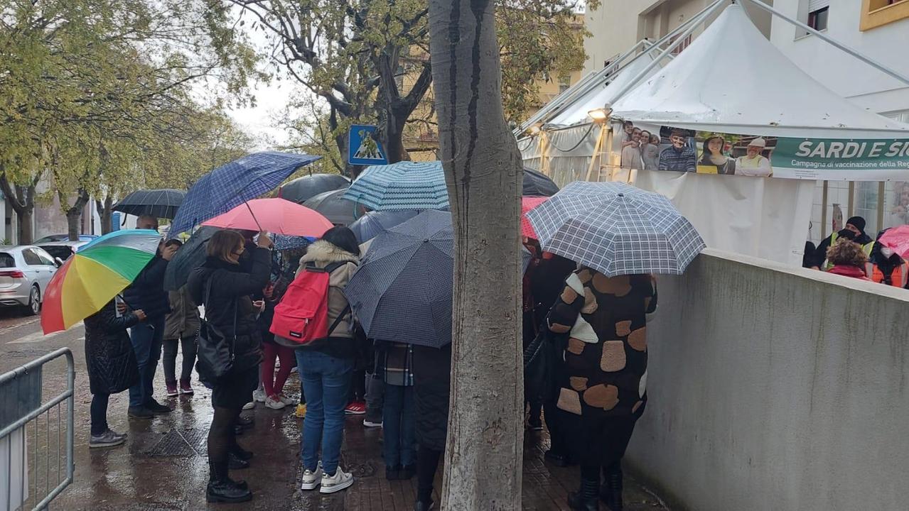 Sassari, accalcati sotto la pioggia per fare il vaccino