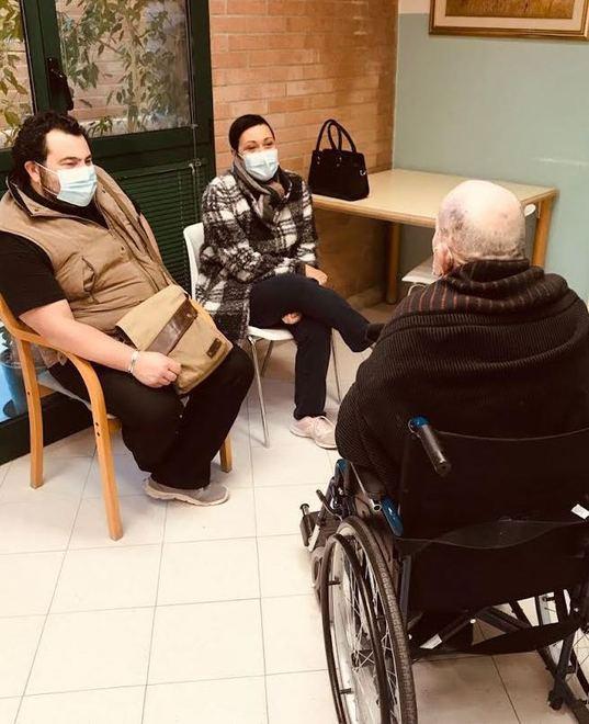 Le visite nelle case per anziani gestite dai famigliari volontari 
