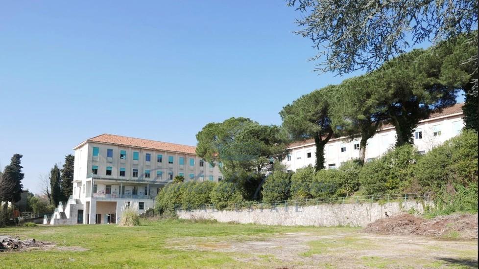 La demolizione degli ex Salesiani a Pietrasanta: «Ora salviamo la nostra storia» 
