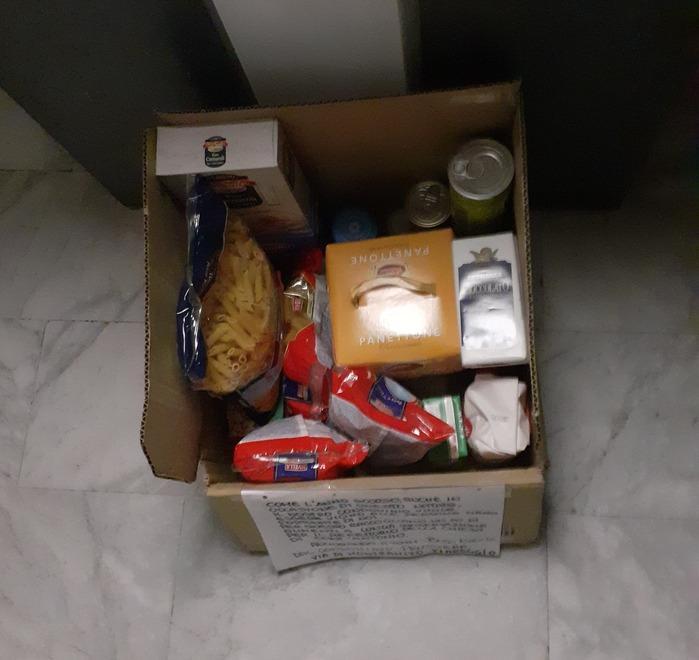Un condominio dona alimenti alla parrocchia di Sant’Antonio