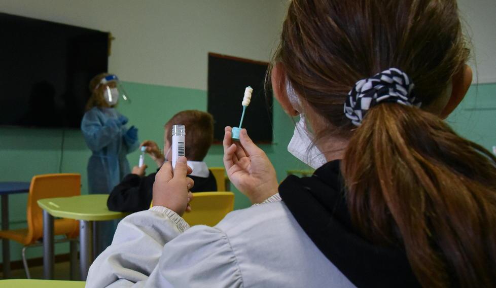 Le due classi del Pertini tornano in aula Da oggi tamponi anti covid nelle scuole 