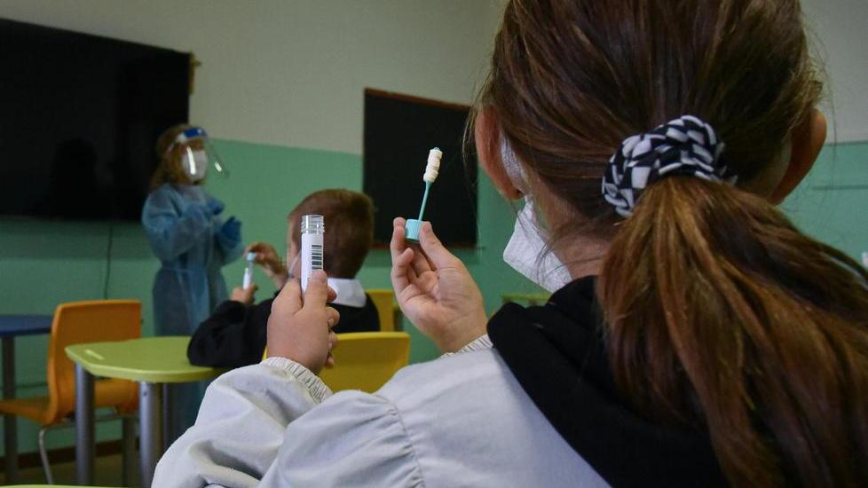 Le due classi del Pertini tornano in aula Da oggi tamponi anti covid nelle scuole