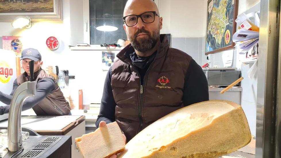 La tradizione: ecco la forma di Parmigiano da 120 mesi