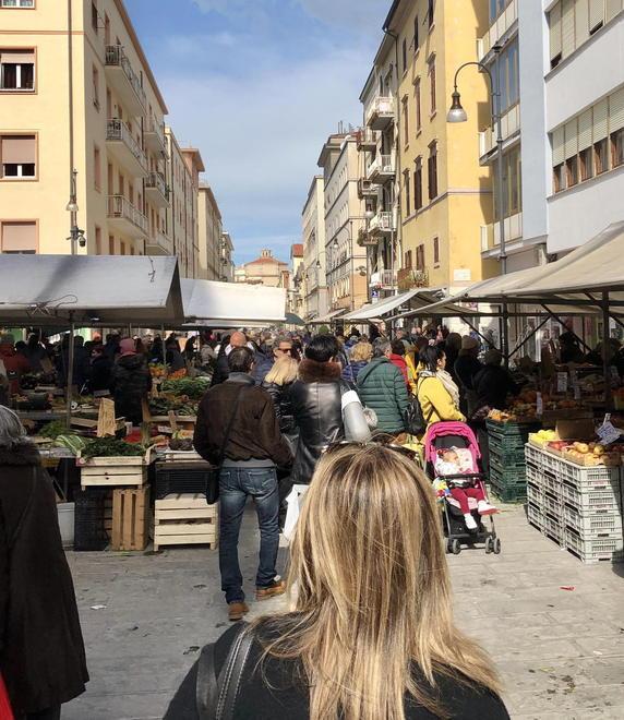 «Lavorano in nero ai banchi del mercato» nei guai due esercenti