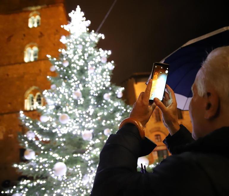 Luce d’artista in piazza per indicare la strada e creare cultura innovativa 