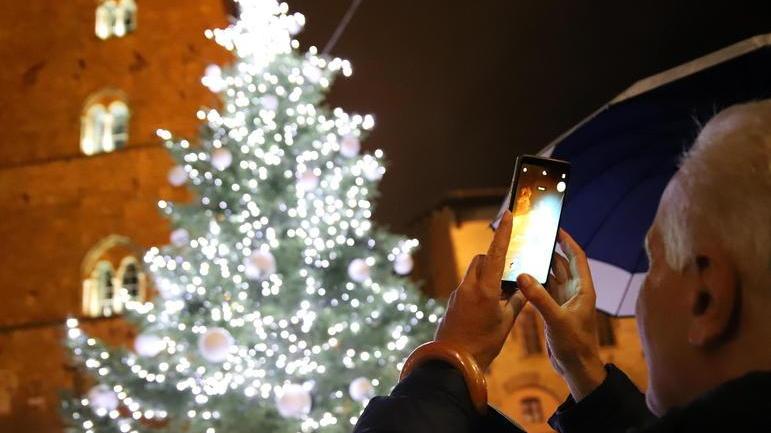 Luce d’artista in piazza per indicare la strada e creare cultura innovativa