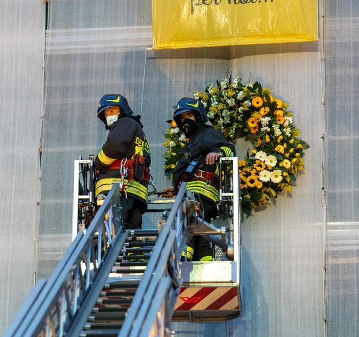 Vigili del fuoco in azione per incoronare l’Immacolata 