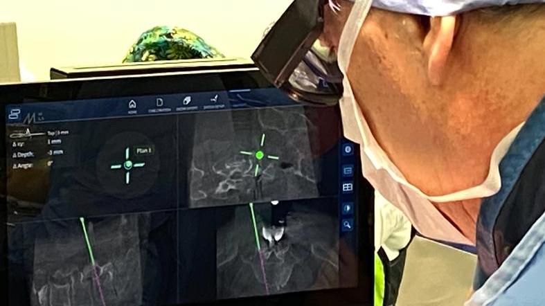 Chirurghi con occhiali “smart” per curare la colonna vertebrale
