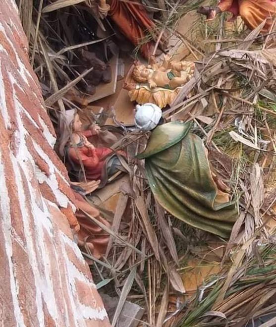 Vandali in azione di notte danneggiano il presepe
