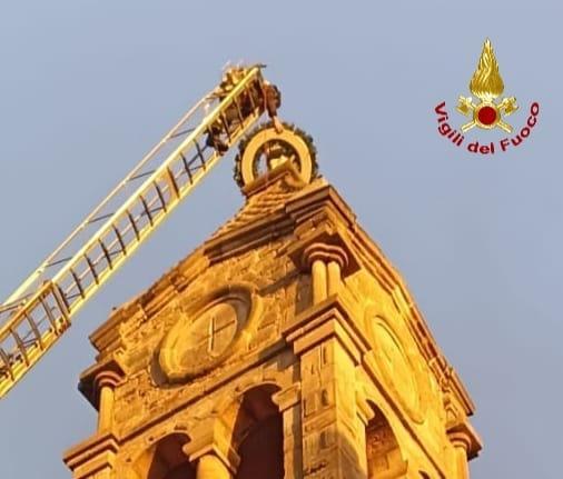 L’omaggio dei Vigili del fuoco alla Madonna del Rimedio