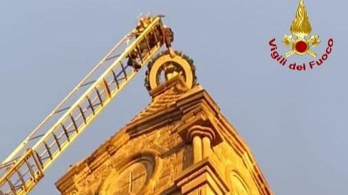 L’omaggio dei Vigili del fuoco alla Madonna del Rimedio