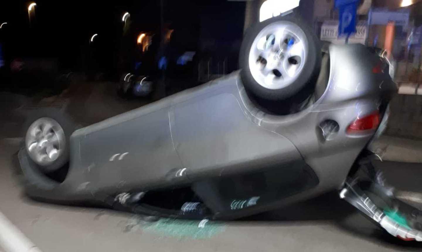 Si ribalta con l’auto in via Roma