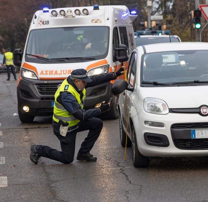 Modena, San Faustino: Investita da un’auto, 61enne gravissima 