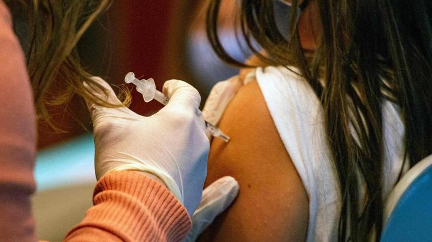 Vaccini, via alle prenotazione per i bimbi. In Toscana 3 contagiati su 10 sono under 18