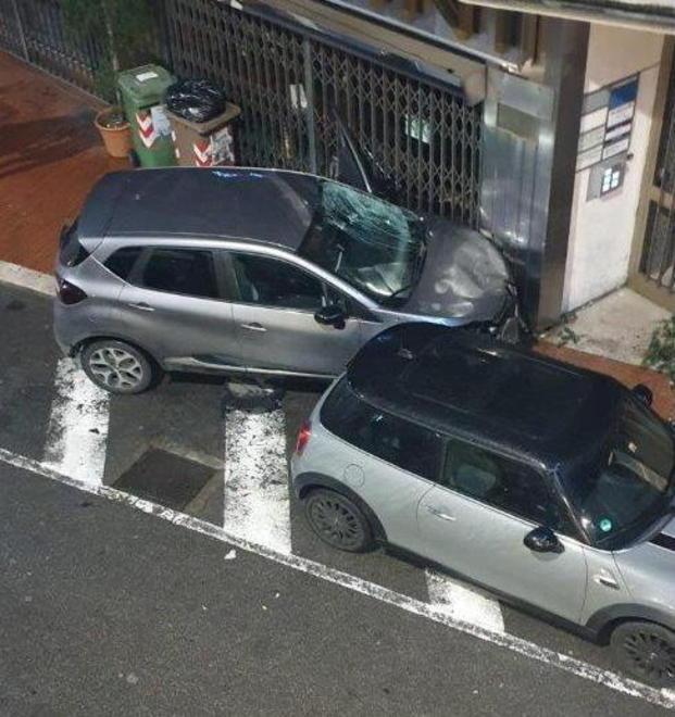 A sinistra l’auto con cui sono arrivati i protagonisti della lite