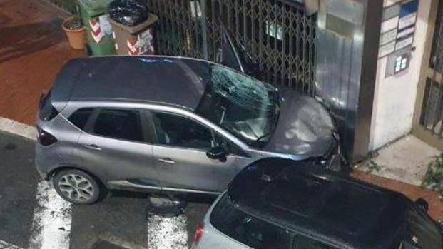A sinistra l’auto con cui sono arrivati i protagonisti della lite