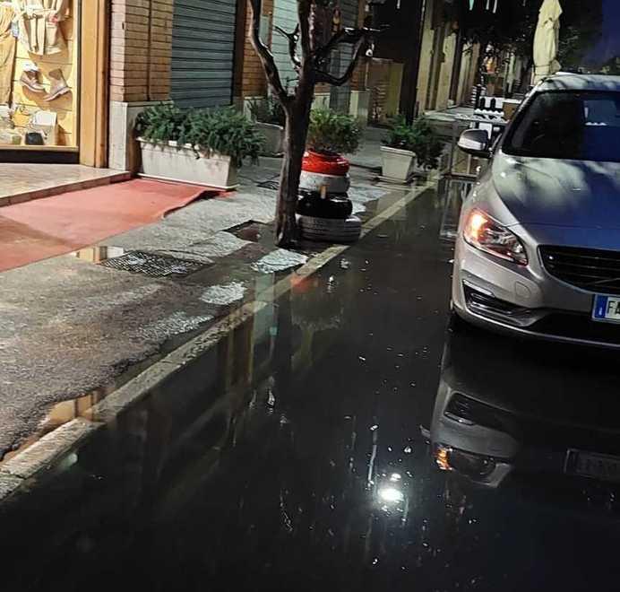 L'acqua all'altezza del marciapiede a Marina di Grosseto nella giornata di mercoledì 8 dicembre
