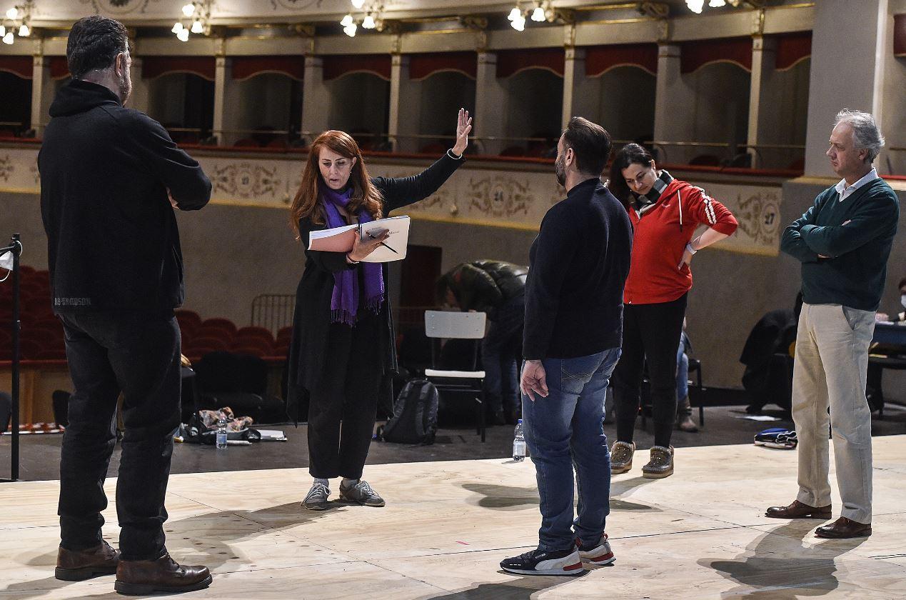 La regista Sarah Schinasi all’opera