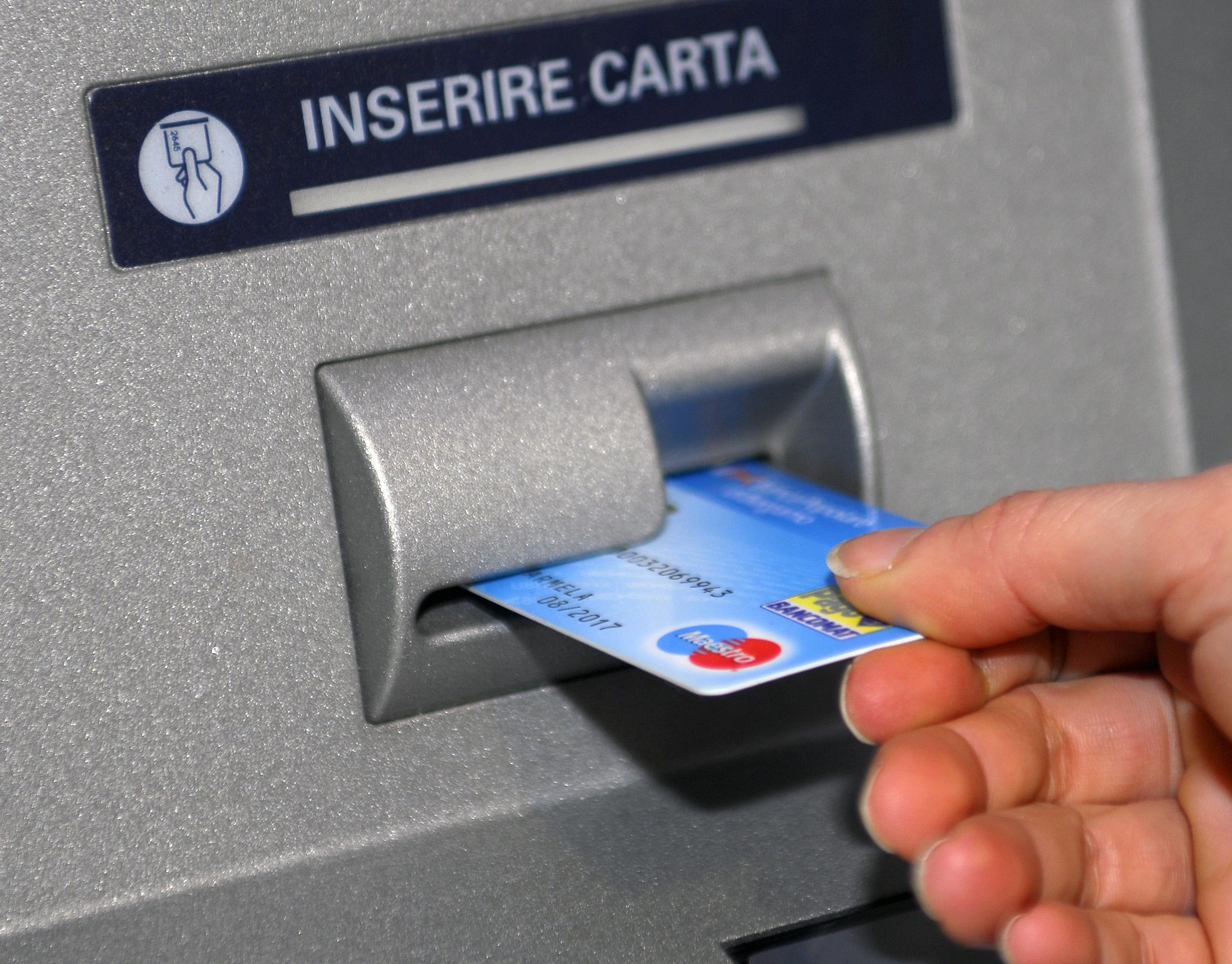 Deruba l'anziano che assiste svuotandogli il conto con il bancomat, denunciato