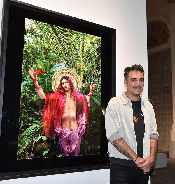 LaChapelle con una delle opere esposte a Napoli