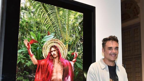 LaChapelle con una delle opere esposte a Napoli
