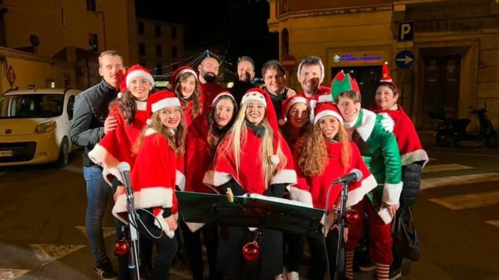 La band canora degli Emmepi3 in una foto di gruppo scattata durante un’esibizione di Natale