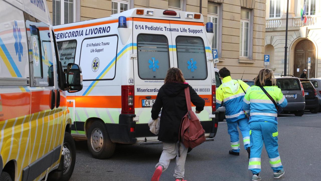 Soccorsi fuori dal Vespucci (foto d'archivio)
