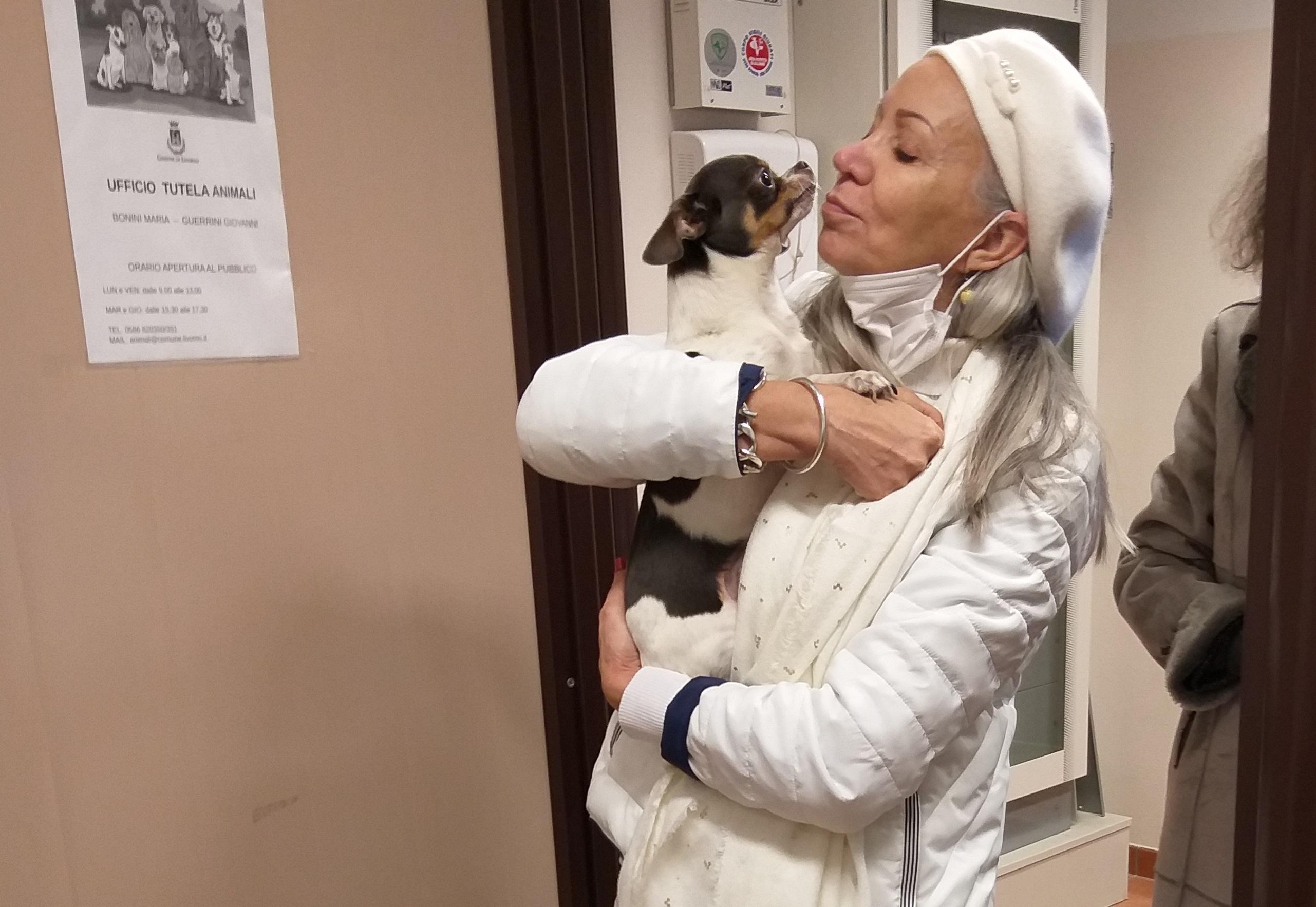 La padrona riabbraccia il suo cane