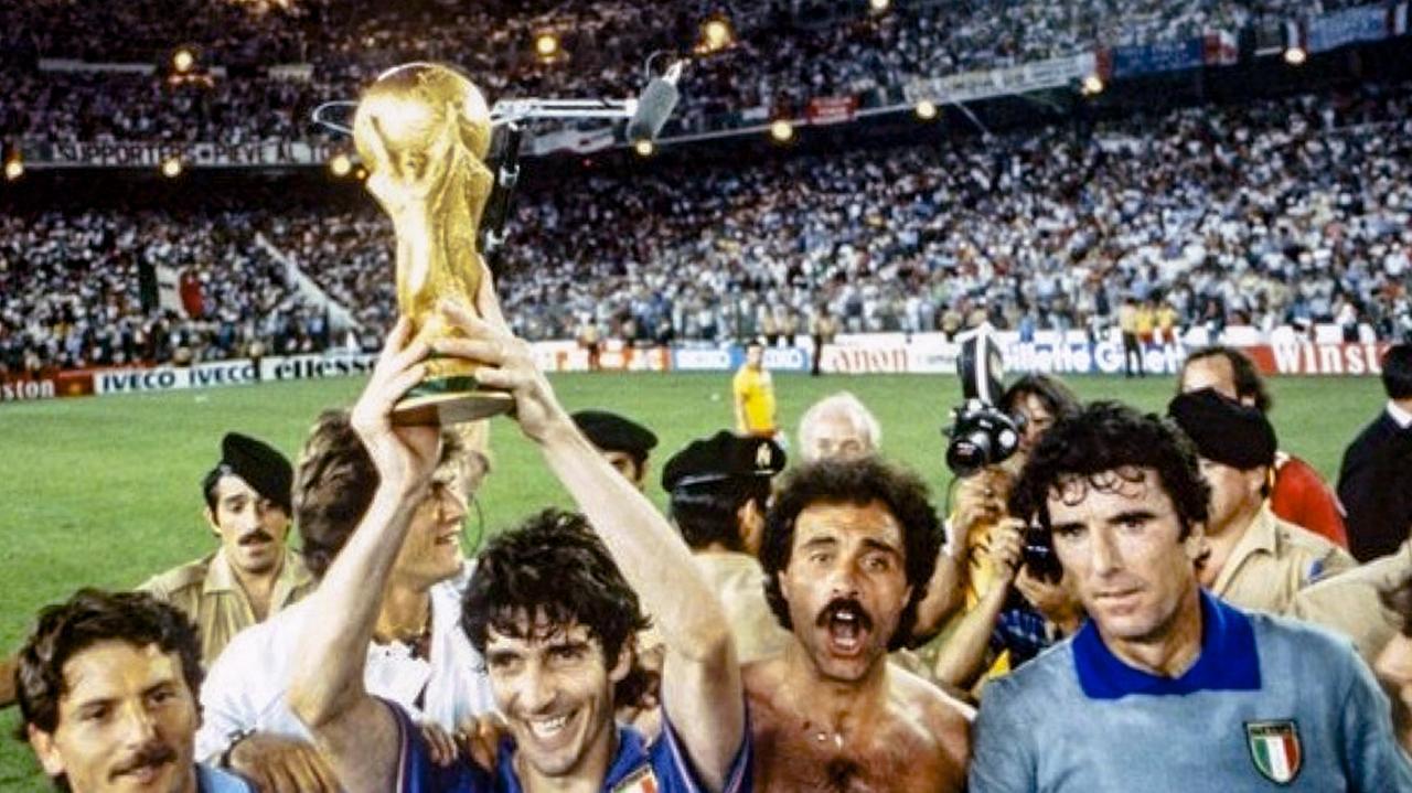 Paolo Rossi con la Coppa del Mondo