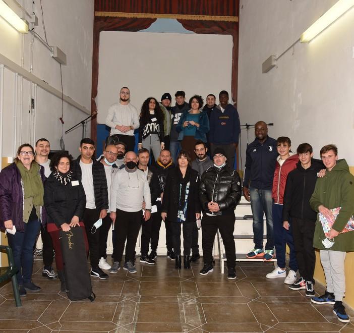 Detenuti e studenti insieme sul palco del carcere De Santis