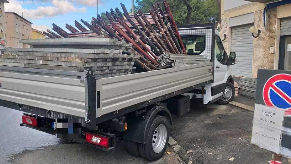 Colpito dai tubi del cantiere muratore finisce all’ospedale