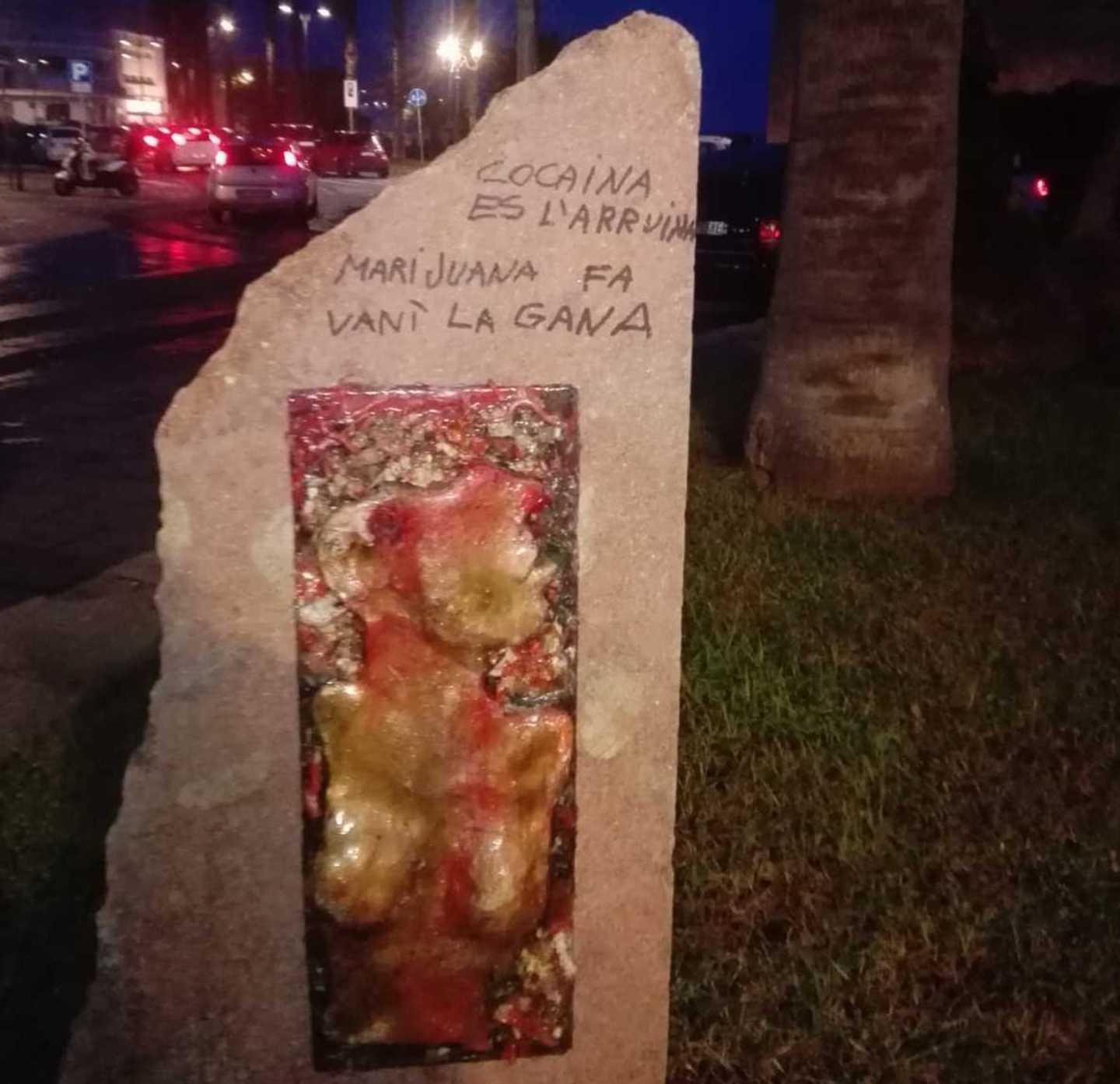 Imbrattata l’opera che condanna i femminicidi