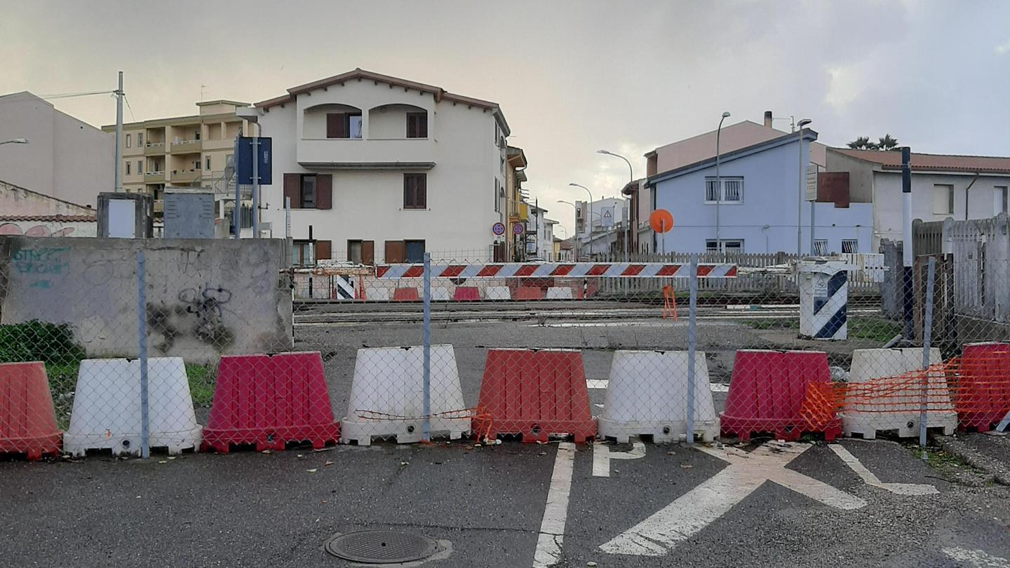 Passaggio a livello chiuso, quartiere sotto sequestro 