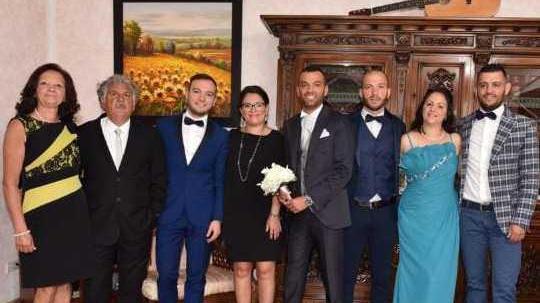 Mamma Enza e papà Carmine con i 5 gemelli e il "fratellino" nato 11 anni dopo