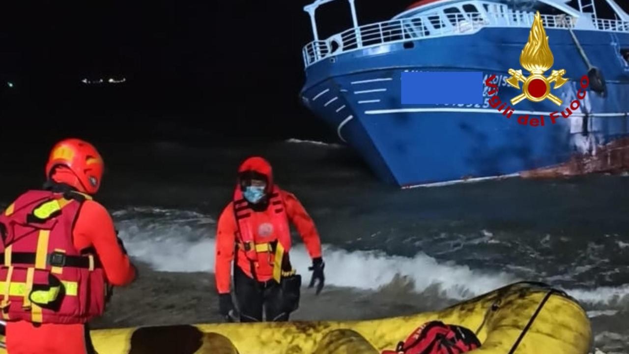 Cagliari, due pescherecci si incagliano in una spiaggetta: salvi i 9 marinai