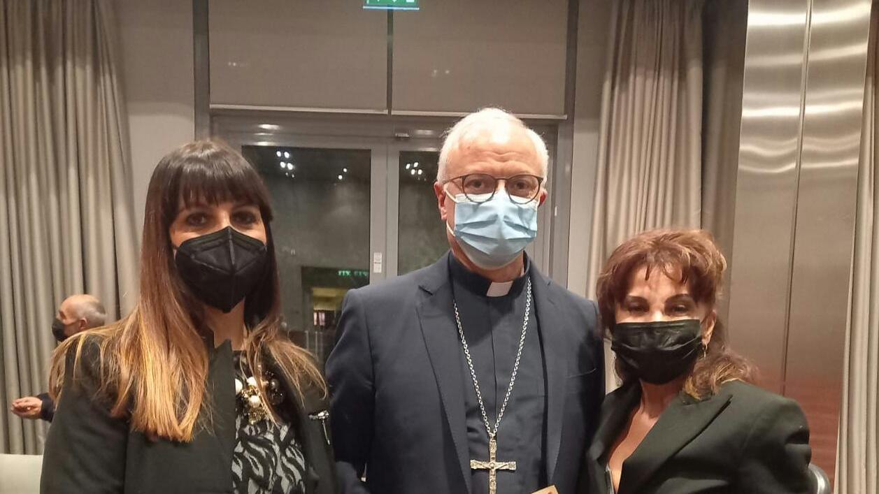 Eloise Carboni, l'Arcivescovo Giuseppe Baturi e Maria Chiara Basciu.