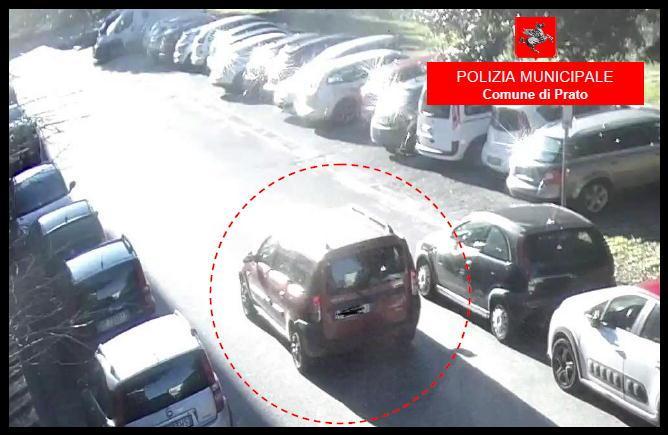 La Dacia in fuga dopo l'investimento del pedone