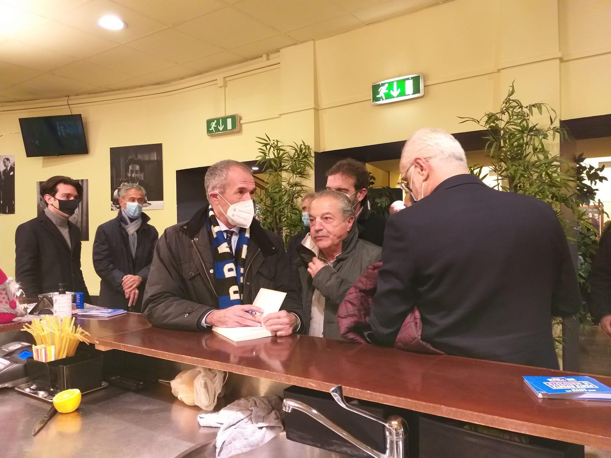 Carlo Cottarelli mentre autografa il suo libro agli intervenuti al cinema Eden su iniziativa di Prato Riparte