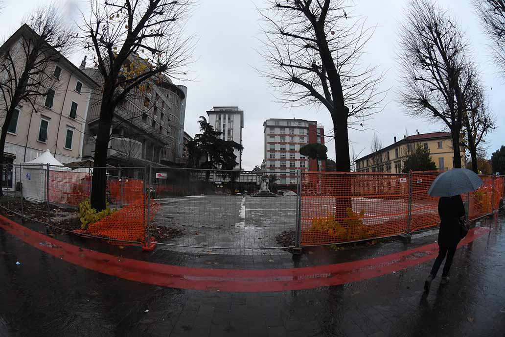 Il cantiere in piazza Garibaldi a Massa (Foto Matelli)