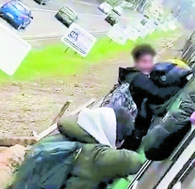 Portomaggiore, aggrappati al treno in corsa per un video su TikTok 