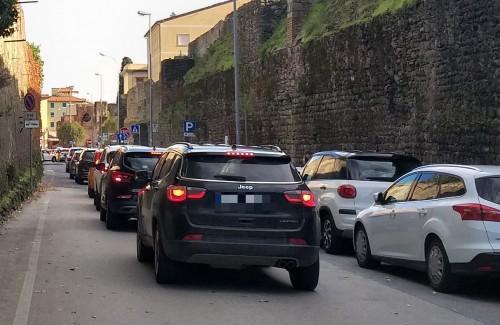 Mercato antiquario in piazza della Resistenza, traffico caos in centro a Pistoia 