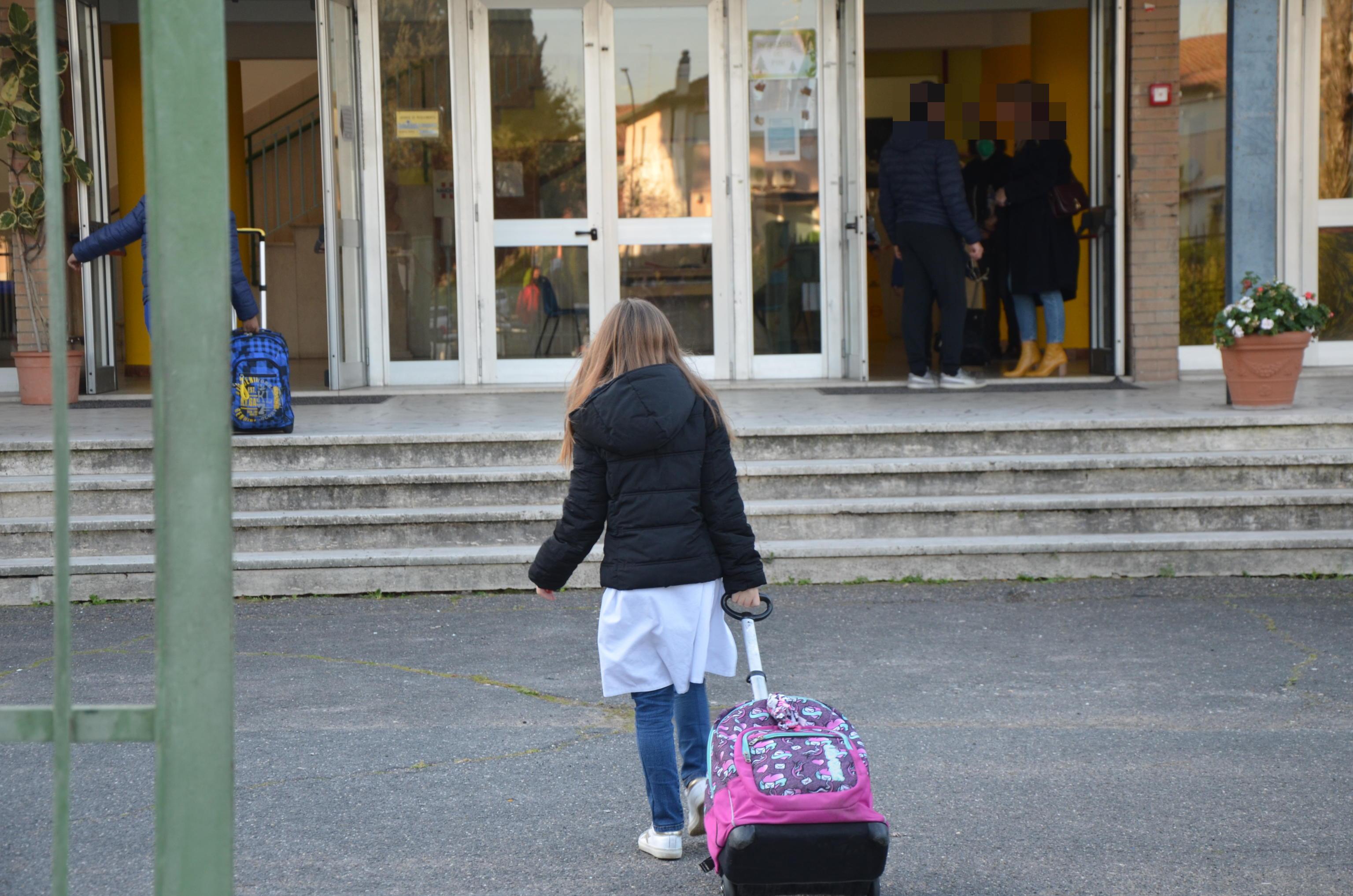 Una ragazzina entra a scuola, immagine di repertorio