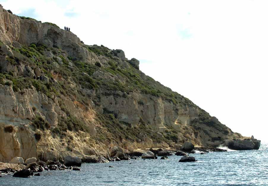 Sorpresi dal maltempo due pescherecci s'incagliano a Capo Sant'Elia a Cagliari
